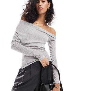 SOLD.  Pull&Bear Asymmetrical Long Sleeve Grey Knit Top XS 0 00 fits XXS
